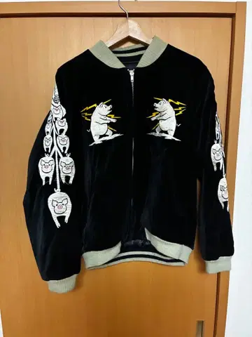 StudioDARTISAN 돼지 자수 리버서블 스카잔