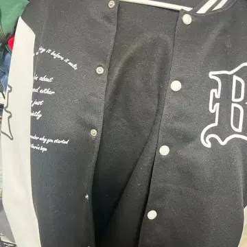 바시티 자켓 블랙/화이트 자수