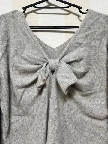 그레이 V넥 백리본 스웨터