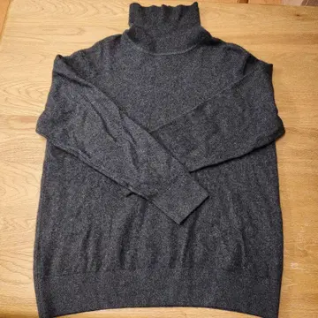 다크 그레이 터틀넥 스웨터