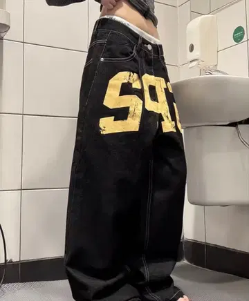 블랙 데님 팬츠 SP 프린트