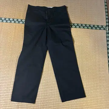 블랙 스트레이트 팬츠 백 포켓 부착