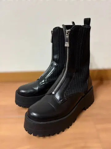 ZARA 프론트 지퍼 부츠