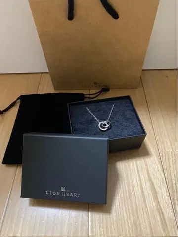 LION HEART 로고 더블 링 목걸이 한정판 전개