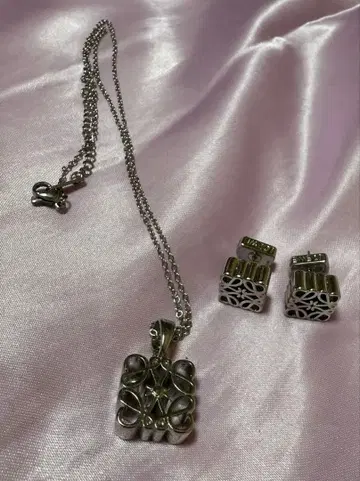 목걸이와 귀걸이 세트