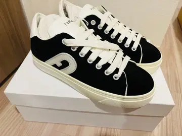 새상품 FURLA 스웨이드 스니커즈 블랙/화이트