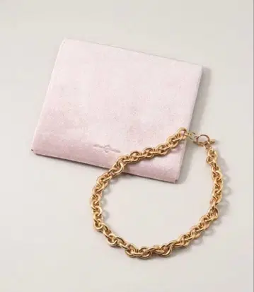 가브리엘라 아르티가스 체인 목걸이