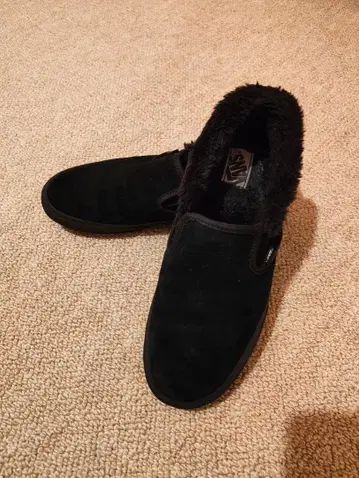 블랙 스웨이드 슬립온 퍼 부착