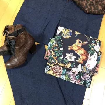 울 단의 코몬 파랑네이비 x 블랙의 섬세한 SD 보타니컬