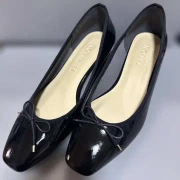 LE TALON 블랙 에나멜 플랫슈즈 24