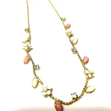 꽃 모티브의 골드톤 목걸이