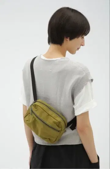 올리브 그린 나일론 숄더백