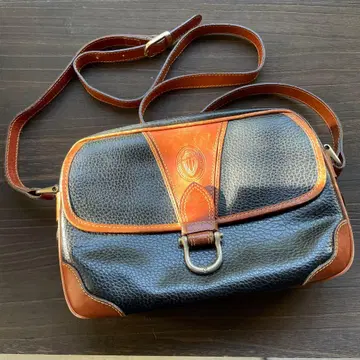 가죽 숄더백 블랙과 브라운 콤비