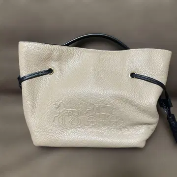 베이지 가죽 핸드백 엠보싱 가공