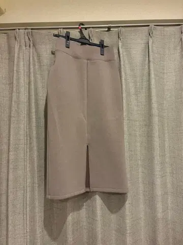 아이보리 베이지 타이트 스커트 슬릿 포함