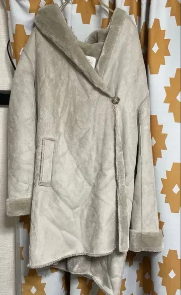 크로셰 CLOCHE 복슬복슬 화이트 후드 부착 코트