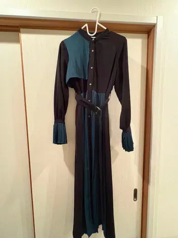 HARE 다크 블루와 블랙의 원피스