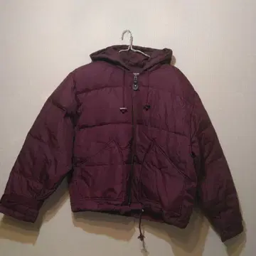와인 레드 후드 부착 다운 자켓