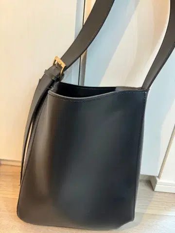 블랙 가죽 숄더백