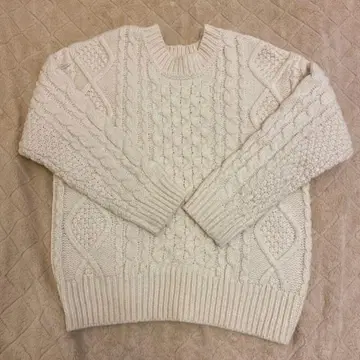 어반 리서치 아이보리 케이블 니트 스웨터