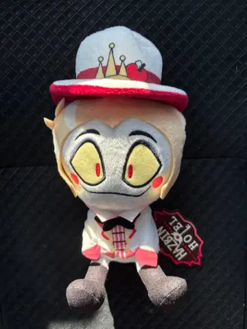 익명 배송 해즈빈 호텔 앉은 봉제 인형 루시퍼 라운드원