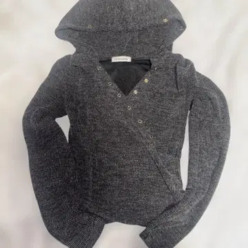 후드 부착 그레이 니트 스웨터