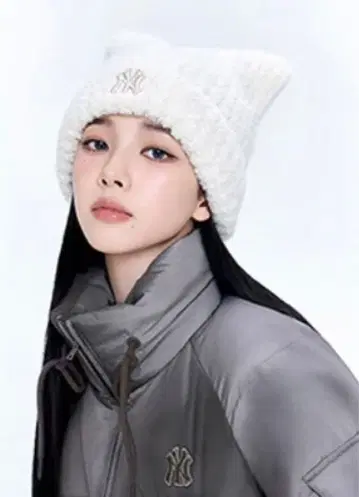 카리나 착용 MLB KOREA 고양이 귀 화이트 니트 모자