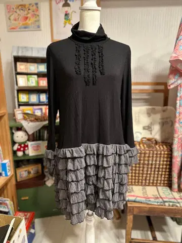 앤러브 프릴 하이넥 튜닉 블랙 & 그레이