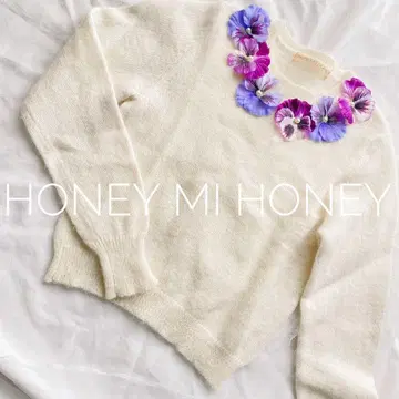 HONEY MI HONEY 팬지 니트 코사지 부착 화이트 상의