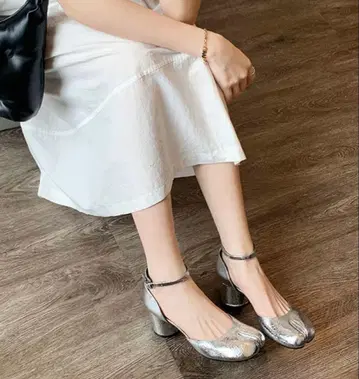 실버 메탈릭 앵클 스트랩 펌프스