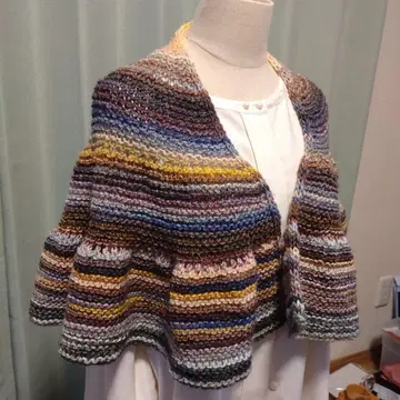 가을 컬러의 컬러풀한 반원 숄 케이프