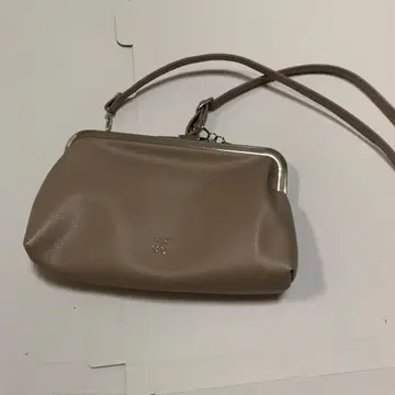 베이지 합성 피혁 숄더백 가마구치 타입