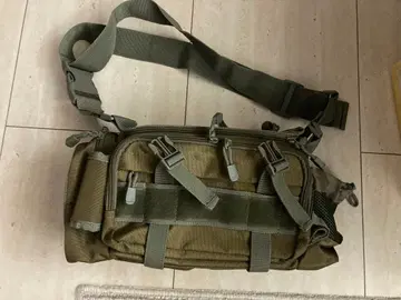 카키 나일론 바디백