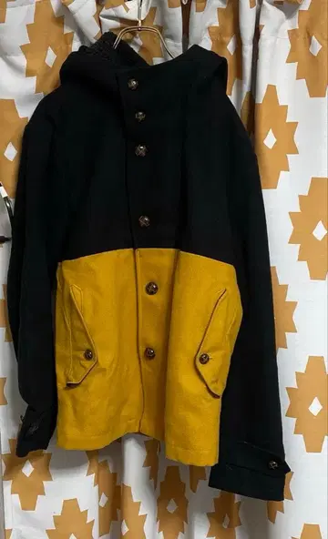레이지블루 RAGEBLUE 블랙과 옐로우 컬러의 바이컬러 코트 자켓