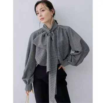 볼륨 타이 블라우스