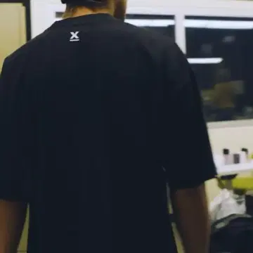 아카니시 진 착용 T셔츠