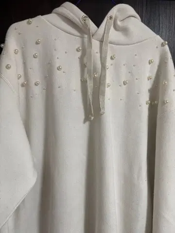 펄 장식 화이트 후드 후드티