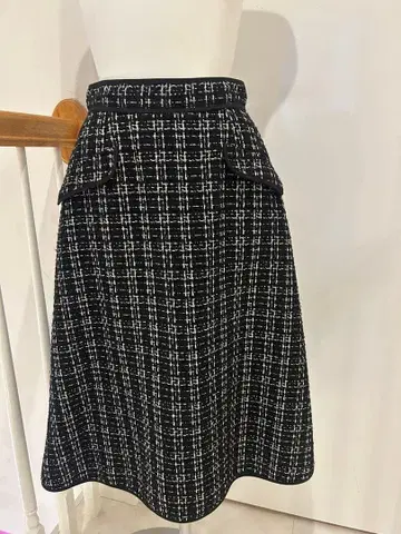 미슈마슈의 플레어 스커트 블랙과 화이트 체크 무늬