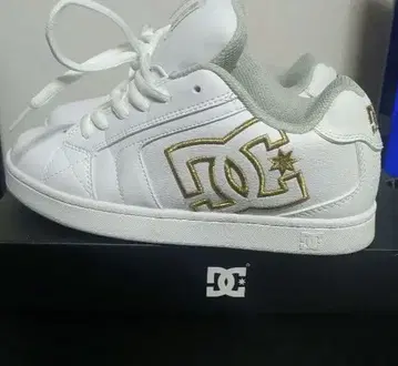 [ 새상품급 ] DC 골드 로고 화이트 스니커즈