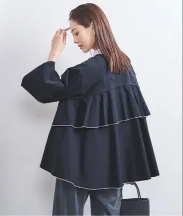 새상품급 유나이티드 애로우즈 플레어 블라우스 (2way) 네이비