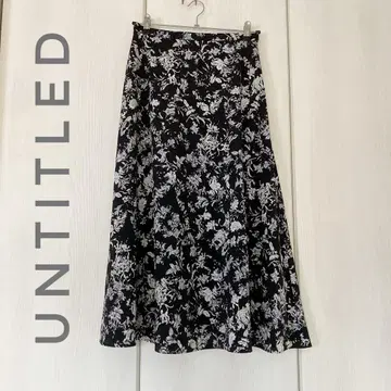 UNTITLED 플레어 스커트 블랙과 화이트 꽃무늬