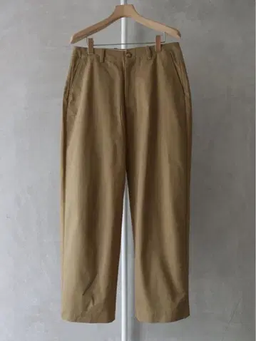 UNIVERSAL PRODUCTS. NO TUCK CHINO