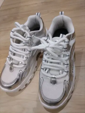 화이트/실버 메탈릭 닷 스니커즈