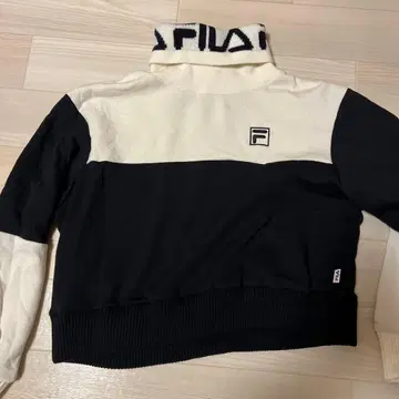 FILA 터틀넥 크롭 니트