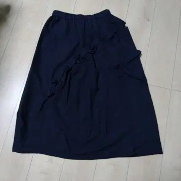 프릴 장식 블랙 롱 스커트 센소유니코 지우