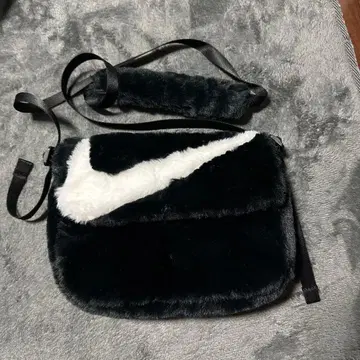 NIKE 인조 모피 보아 숄더 크로스 바디백