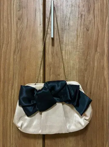 리본 포함 베이지 파티 백