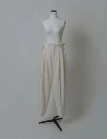 [ 새상품 ] 로헨 lohen 사이드 벨티드 하이웨스트 팬츠 화이트 36