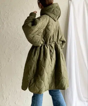 카키색 후드 부착 미들 기장 퀼팅 코트