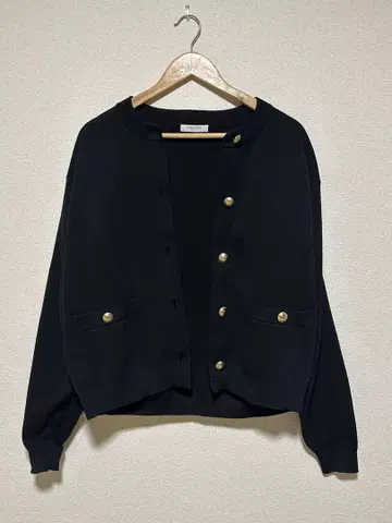 프릭스스토어 골드 버튼 니트 가디건 블랙